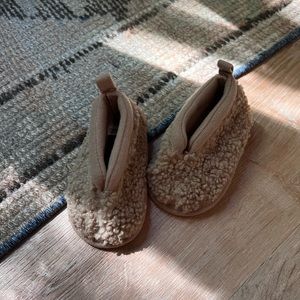 *SOLD* Baby Sherpa Booties